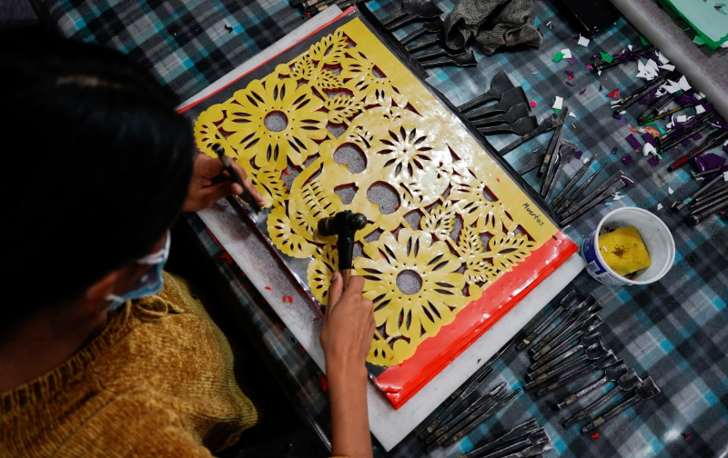 Artistas mexicanas conservan adornos artesanales del Día de los Muertos.
